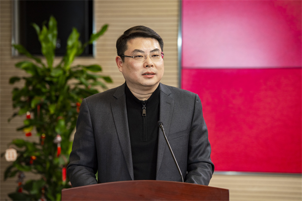 副主任卢伟宣读《关于表彰奖励2022年度办机关先进处室和先进个人的